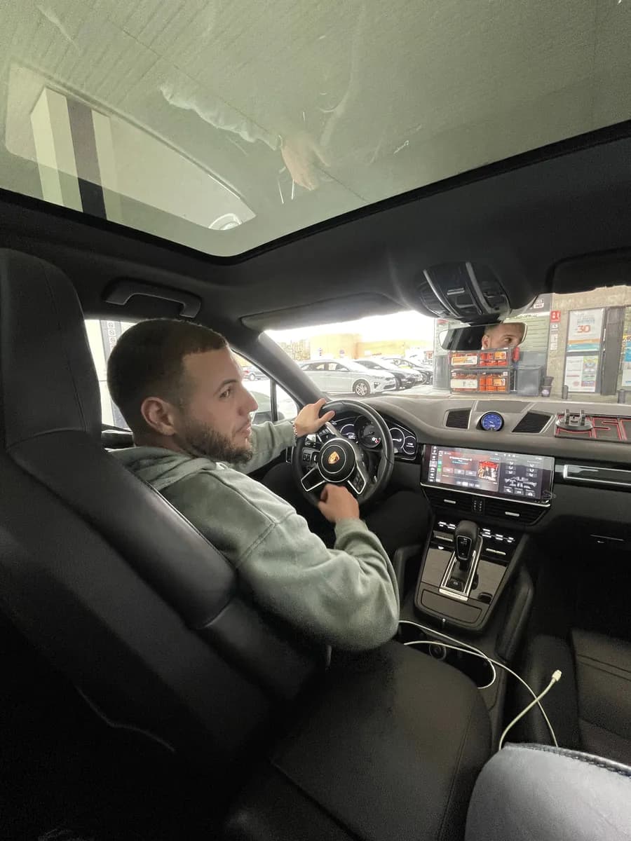 Al volante de un Porsche Cayenne durante una prueba