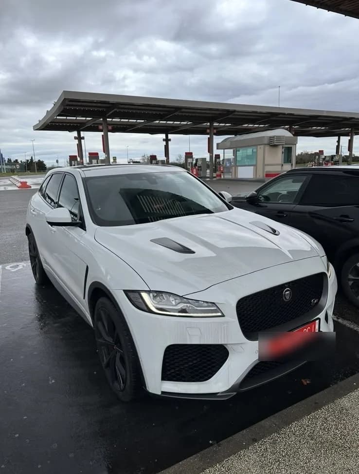 Jaguar F-Pace SVR durante un desplazamiento